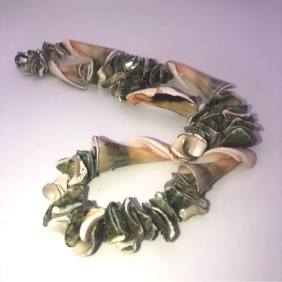 VTG Seashells Green & Cream Cone Shells Beaded Necklace 16” - Picture 2 of 4